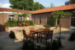 ... de kleine binnentuin.